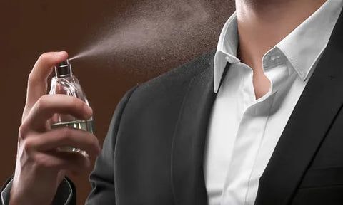 Xịt nước hoa lên áo hay lên da