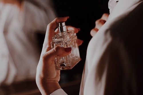 Cách Xịt Nước Hoa Đúng Cách